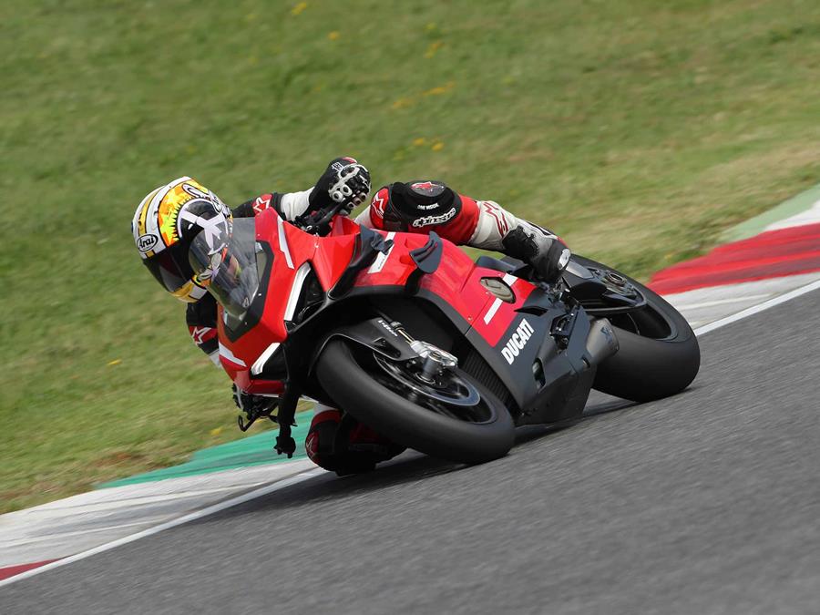 Cornering on the Ducati Superleggera V4