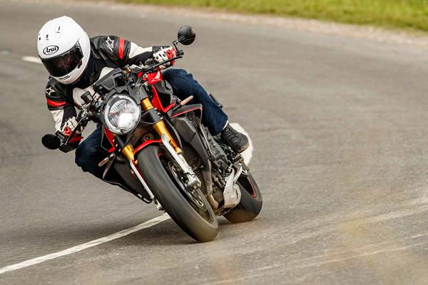 Cornering on the MV Agusta Brutale 1000RR