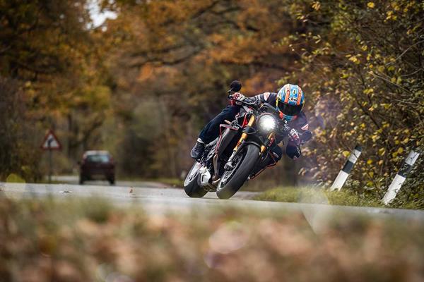 Cornering on the MV Agusta Rush 1000