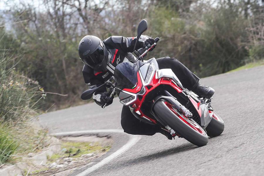 Cornering on the Aprilia Tuono 660