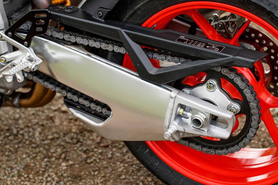 Underbraced swingarm on the 2021 Aprilia Tuono V4 Factory