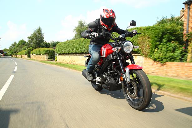 Yamaha XSR125 right side on the road