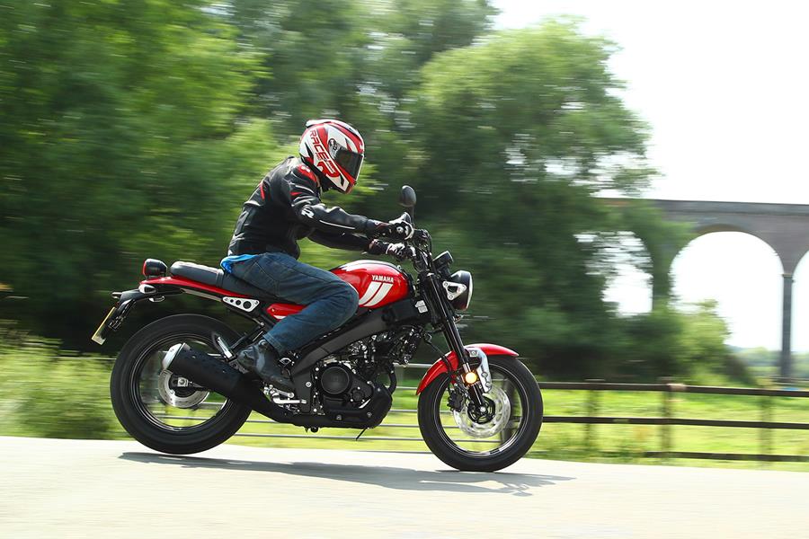 Yamaha XSR125 right side on the road