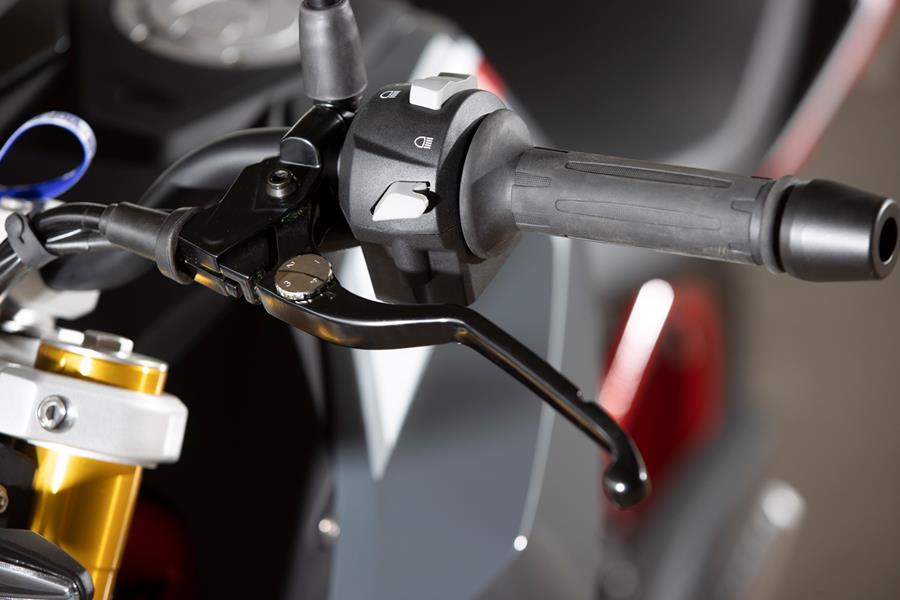 Clutch lever on 2021 BMW G310R is now adjustable