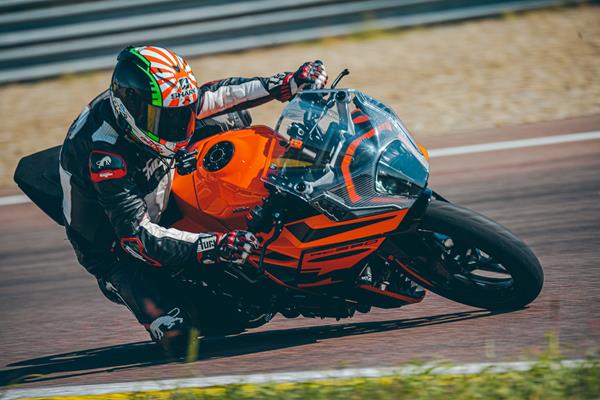 Riding the 2022 KTM RC390 on track