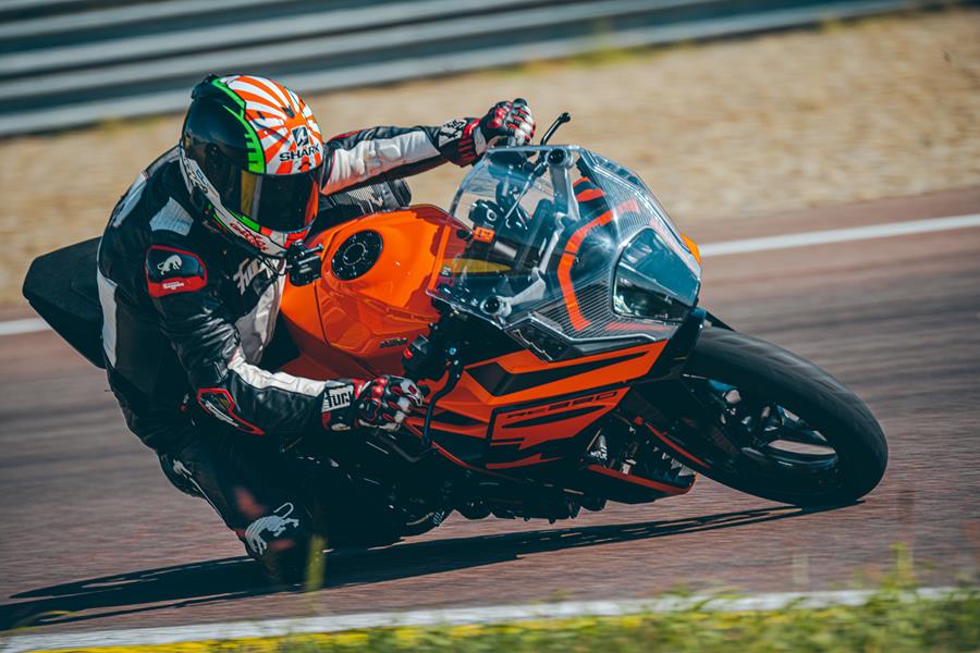 Riding the 2022 KTM RC390 on track with knee down