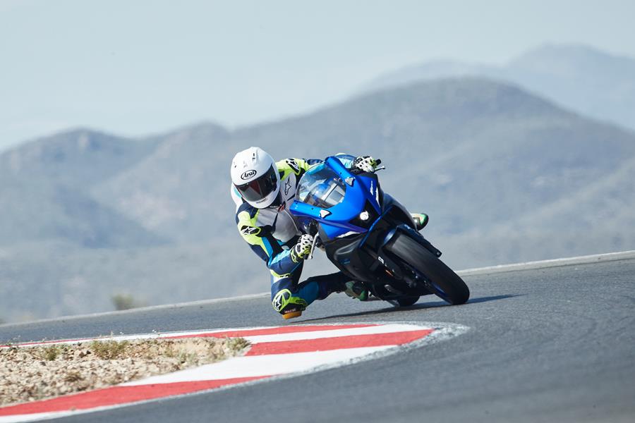 Neevesy with his knee down on the 2022 Yamaha R7