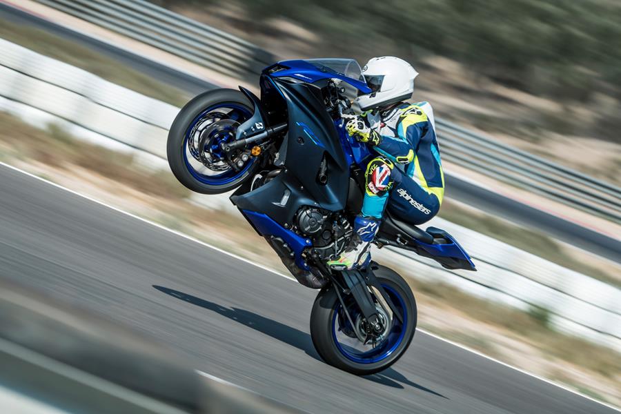 2022 Yamaha R7 wheelie