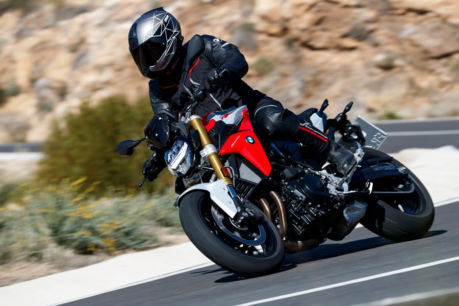 Cornering quickly on the BMW F900R naked roadster