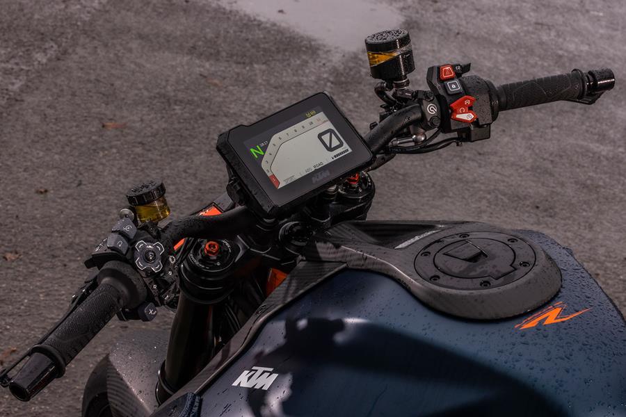 KTM 1290 Super Duke RR TFT dash