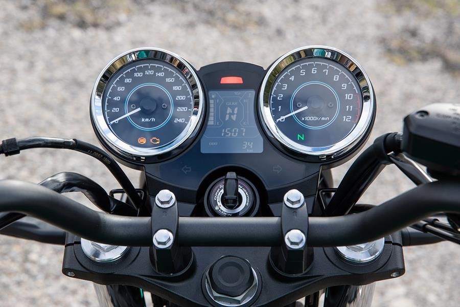 Kawasaki Z650RS clocks and dash