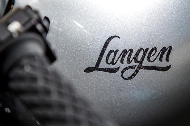 Moto inglesa Langen 250 de 2 tempos com motor V2 de 76 cv de
