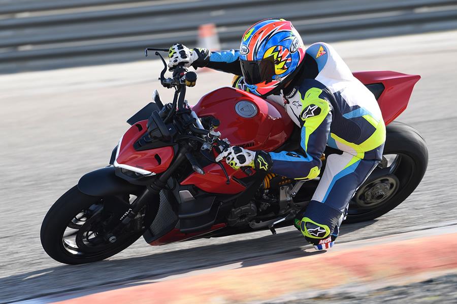 Cornering on the Ducati Streetfighter V2