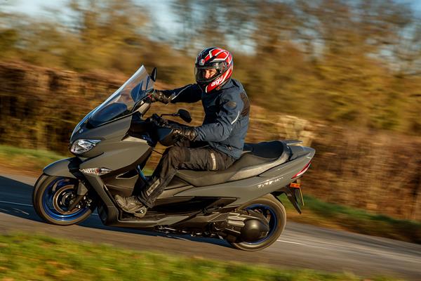 Cornering left on the Suzuki Burgman 400