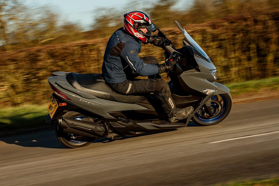 Cornering right on the 2022 Suzuki Burgman 400