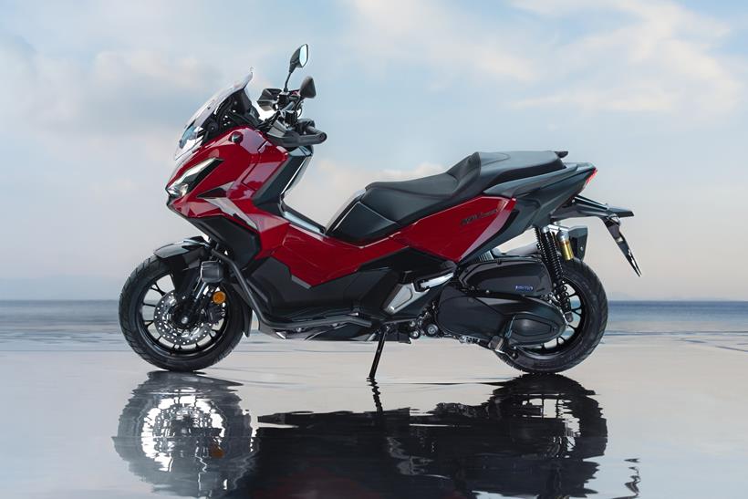 2025 혼다 ADV350 하이퍼 레드 색상 구성표 프레스 이미지