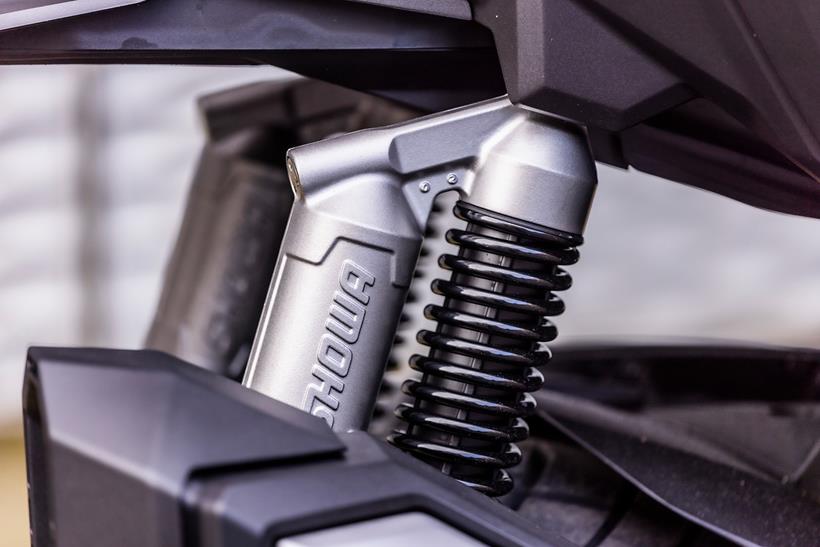 Honda ADV350은 두 개의 Showa 충격 흡수 장치를 갖습니다. Honda ADV350은 두 개의 Showa 충격 흡수 장치를 갖습니다.