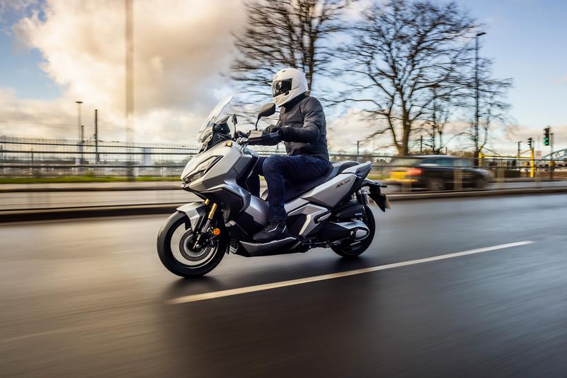 저는 2022년형 Honda ADV350을 타고 시내를 돌아 다닙니다. 저는 2022년형 Honda ADV350을 타고 시내를 돌아 다닙니다.