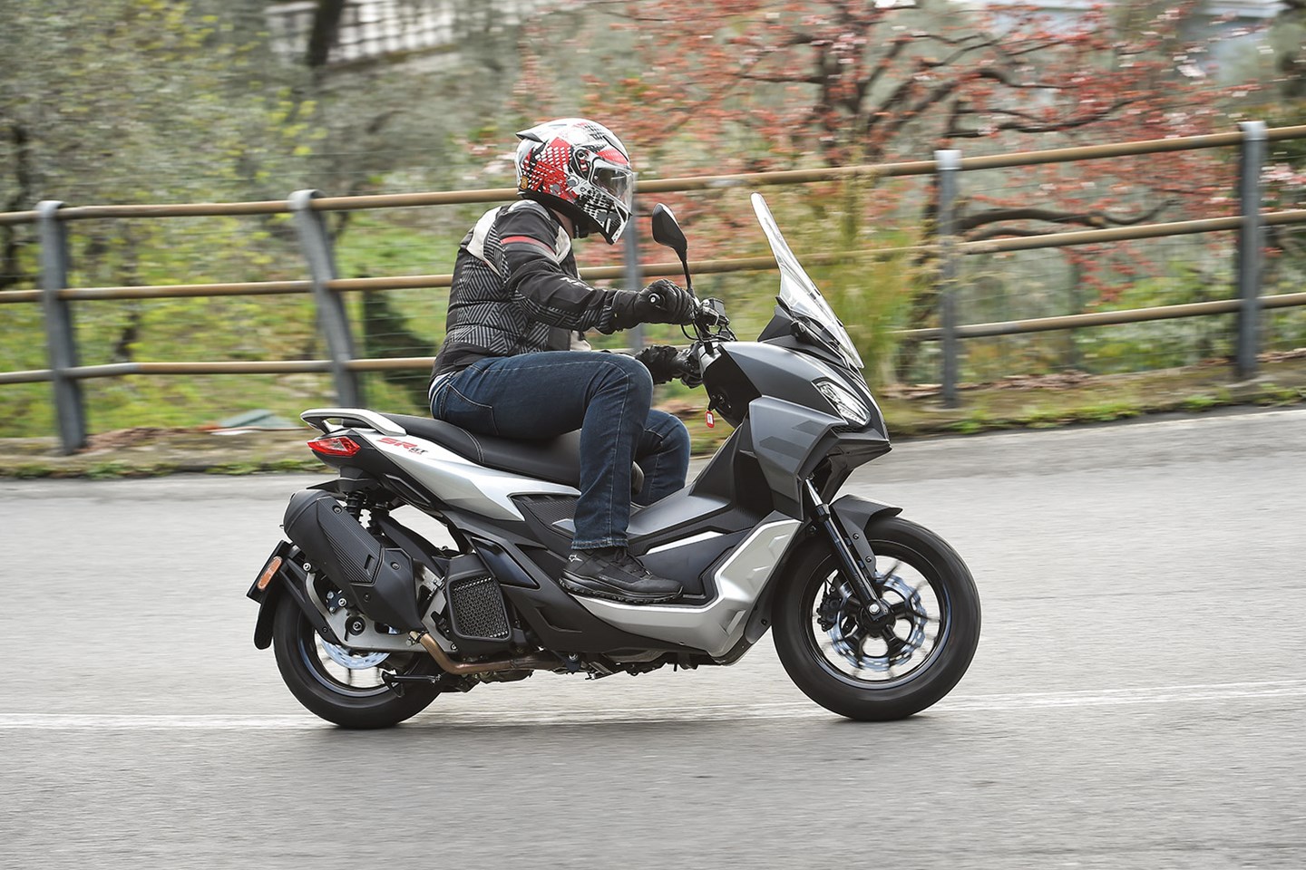 APRILIA SR GT 125 2022 on Review Sporty looking twist and go 