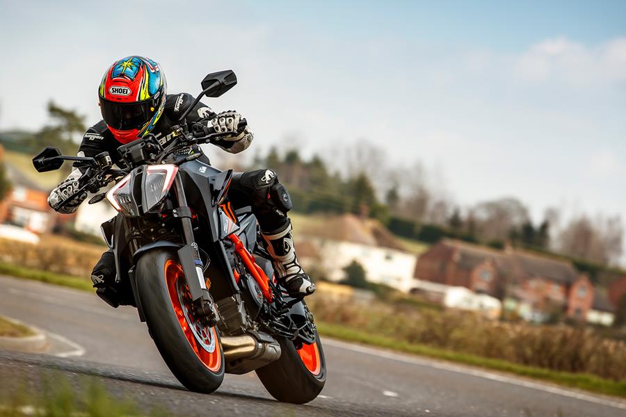 Riding the 1290 Super Duke R Evo on English roads