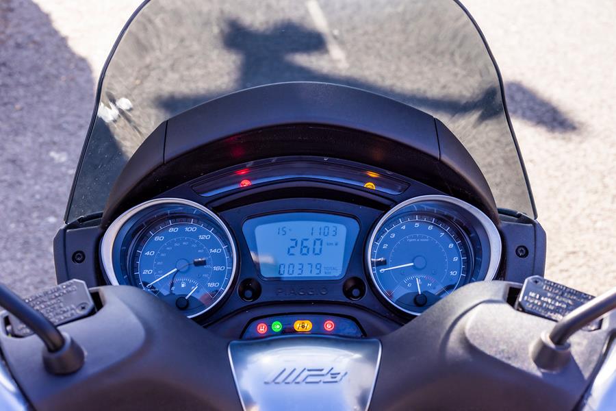 Piaggio MP3 300 Sport dash