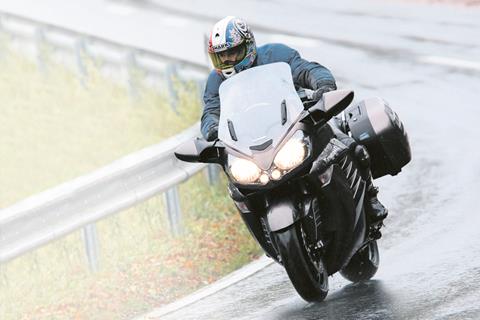 Improve your riding: Swing in the rain