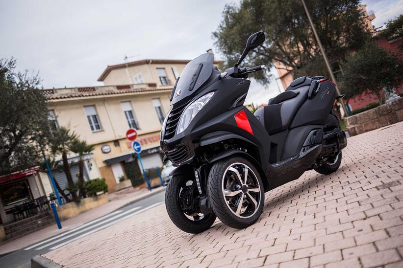 Peugeot Metropolis three-wheeler in city