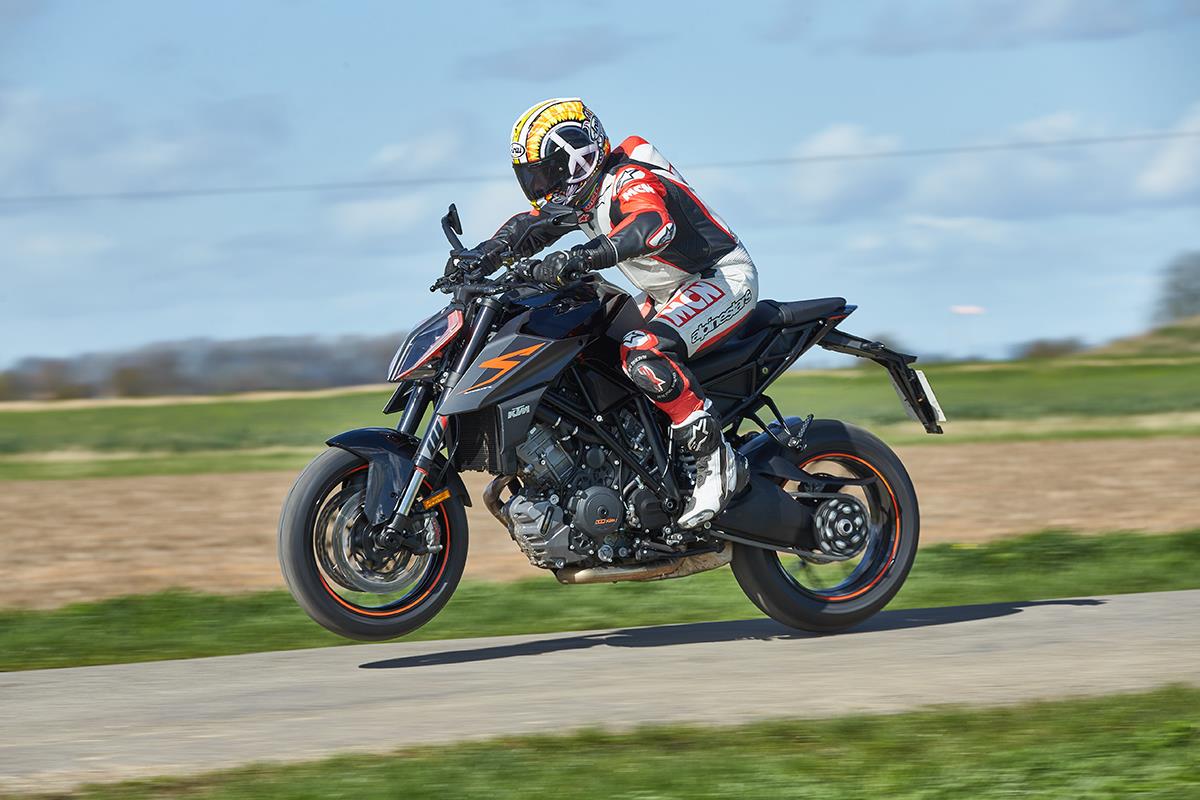 Yamaha MT-10SP vs KTM 1290 Super Duke R 