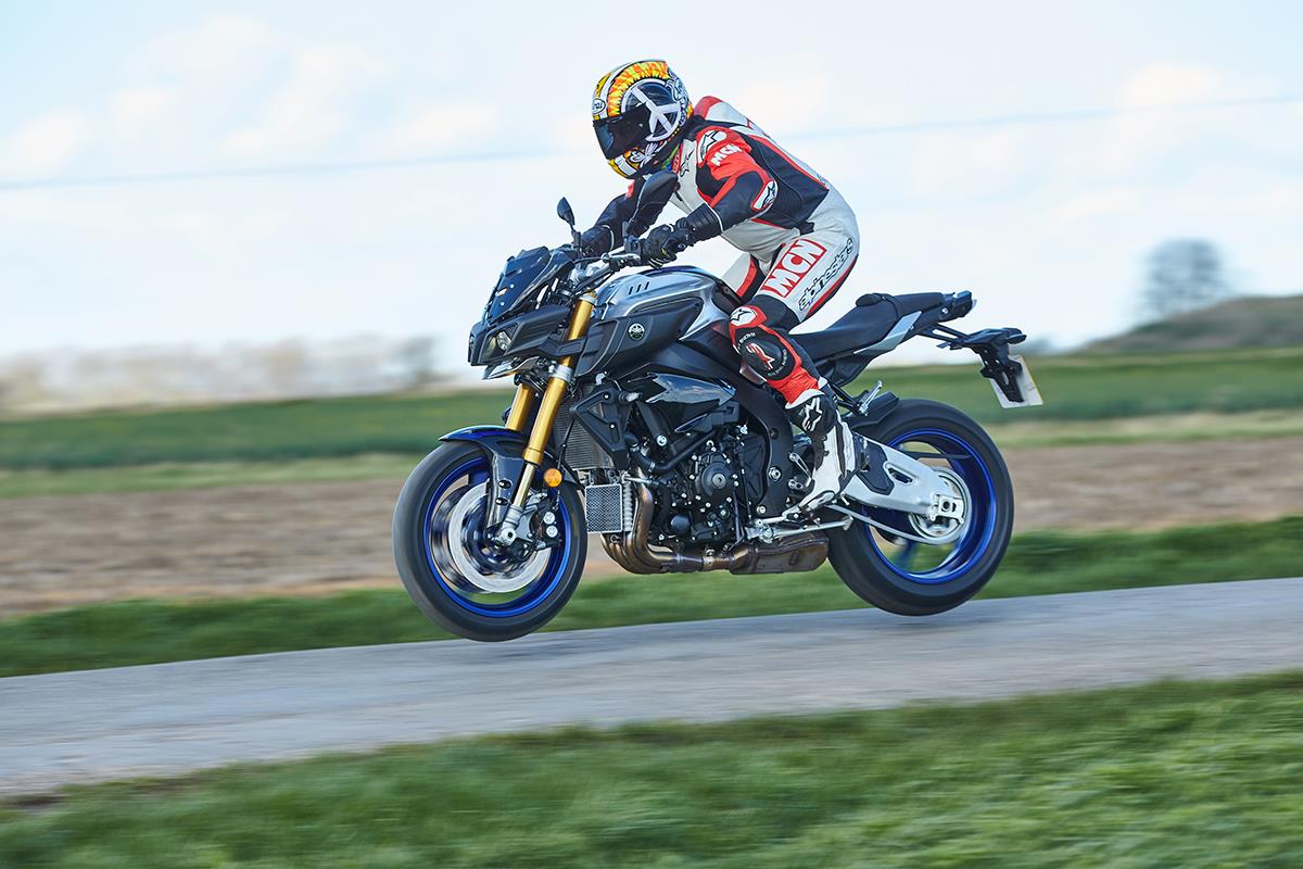 Yamaha MT-10SP vs KTM 1290 Super Duke R 