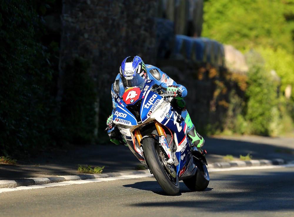 TT 2017 Hutchinson storms to Superstock victory