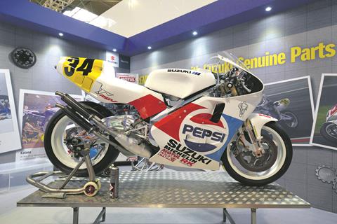 Schwantz RGV500 resto closes crowd-pulling Motorcycle Live 2017