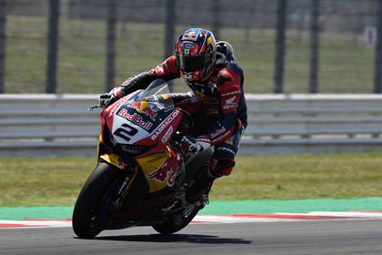 Leon Camier under braking