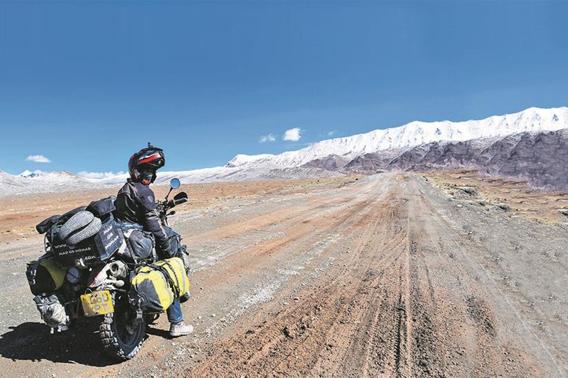 No man's land: After the rear subframe snapped, between Tajikistan and Kyrgyzstan