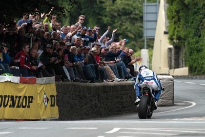 TT fans cheer on Ian Hutchinson