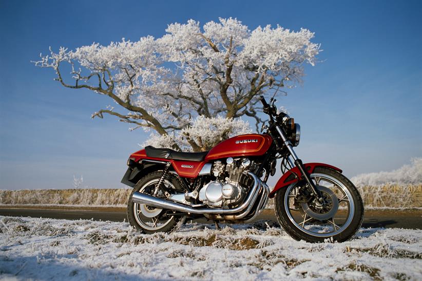 A Suzuki GSX550E looking resplendent in the snow