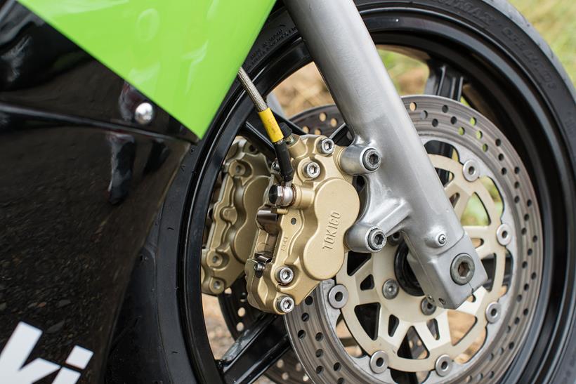 The KR-1S uses conventional forks