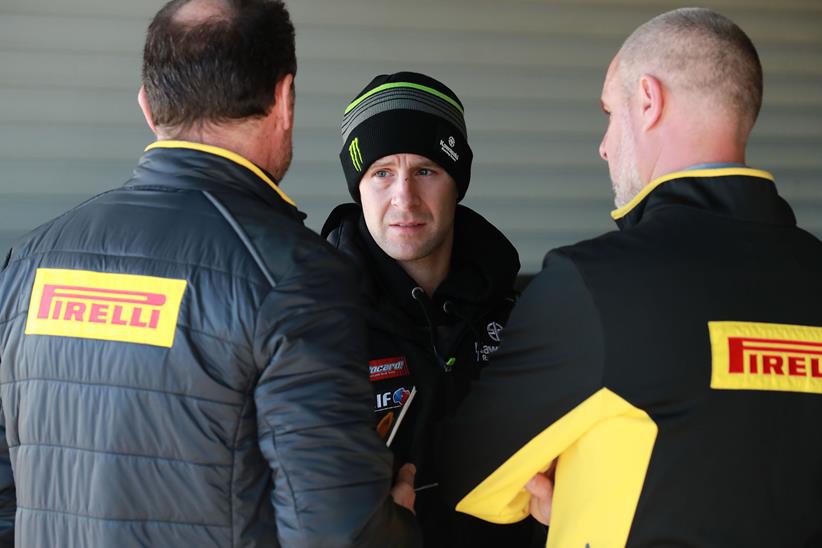 Jonathan Rea talks tyres with Pirelli staff