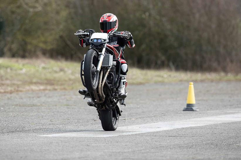 Wheelies on a Yamaha FZS600 Fazer