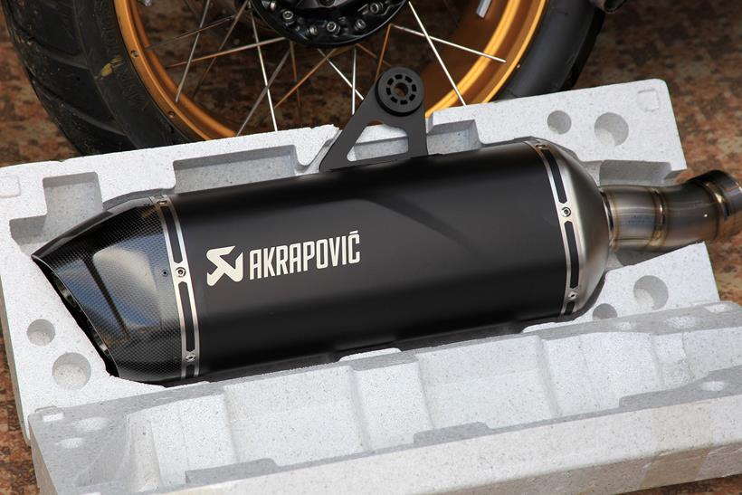 Unboxing the Akrapovic exhaust