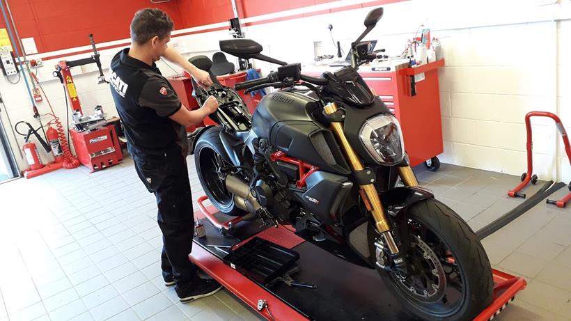 Installing luggage on the Ducati Diavel 1260S