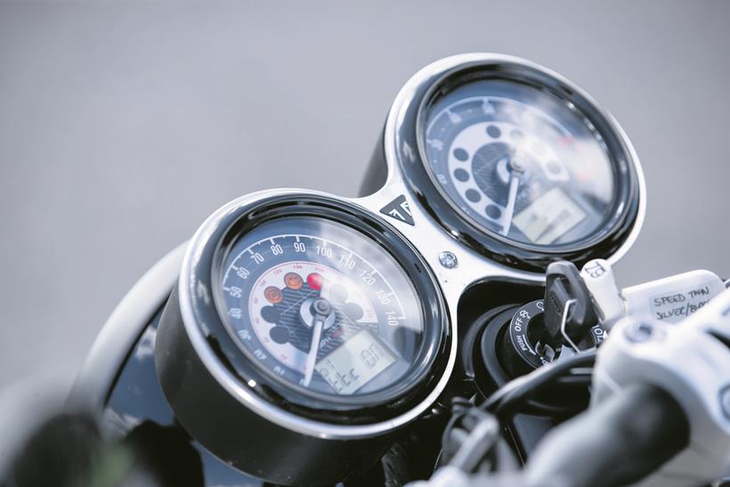 Triumph Speed Twin clocks