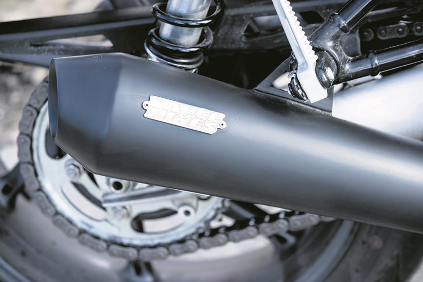 Triumph Speed Twin Vance and Hines exhaust pipes