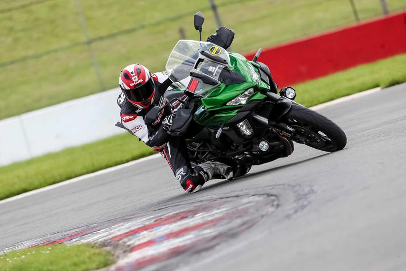 Knee down on the Kawasaki Versys 1000 SE