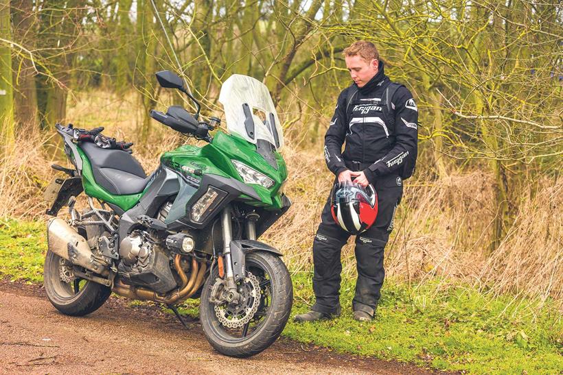 Dan looks over the Kawasaki Versys 1000 SE