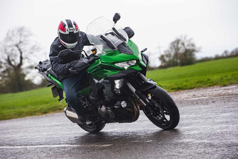 Cornering in the rain on the Kawasaki Versys 1000 SE