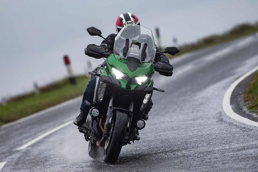 Cornering in the rain on the Kawasaki Versys 1000 SE