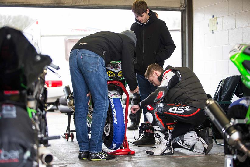 Checking the tyre pressures