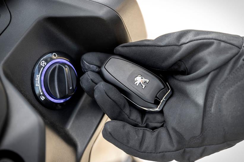 This "smart key" offers keyless ignition and the ability to locate your Peugeot Pulsion 125 in a car park