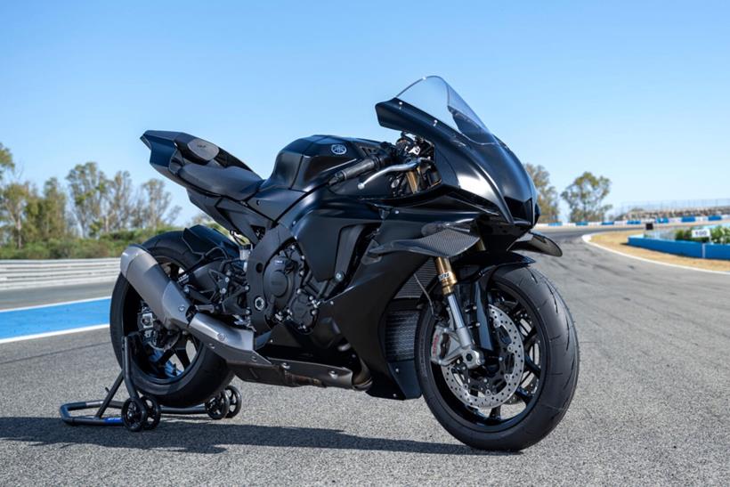 Yamaha YZF-R1 RACE, modelo 2025 em diante, em um cavalete traseiro em Jerez.