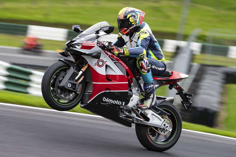Bimota KB998 Rimini de 2025 em diante, empinando na pista de Cadwell Park.